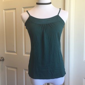 Evergreen tank with adjustable straps